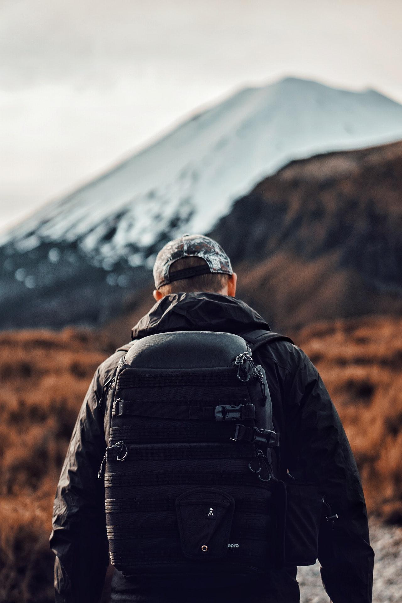 Ein Backpacker in den Bergen