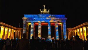 Brandenburger Tor bunt beleuchtet bei NAcht.
