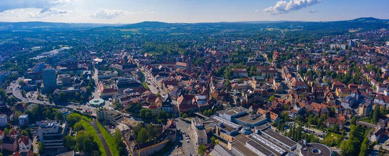 Luftaufnahme der Altstadt von Bayreuth an einem sonnigen Frühlingstag in Deutschland.