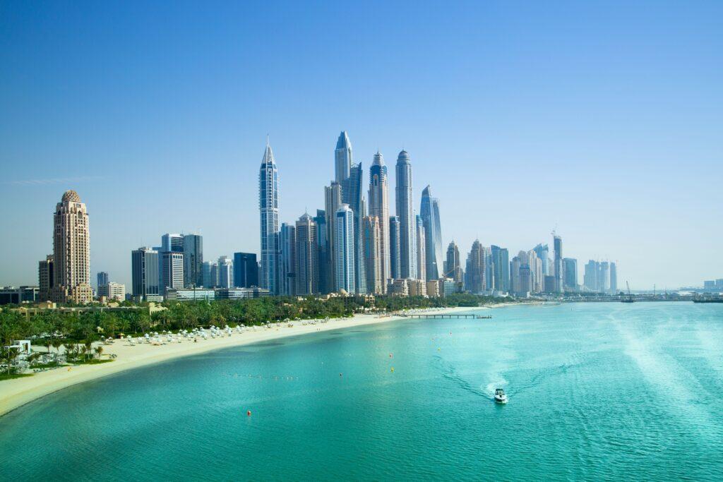 Dubai mit Blick auf das Meer und die Wolkenkratzer