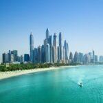 Dubai mit Blick auf das Meer und die Wolkenkratzer