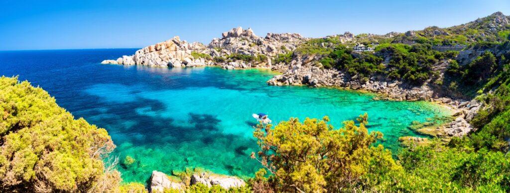 tuerkisfarbene Bucht mit Felsen und klarem Wasser an der suedlichen Kueste, ideal fuer ein Sardinien Ferienhaus am Meer